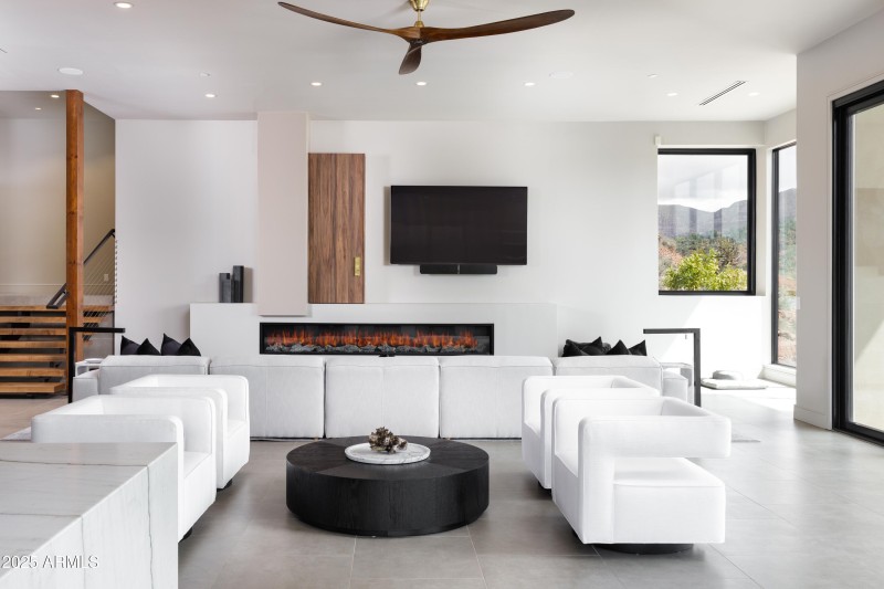 109 Summit Way Living Room Single Point