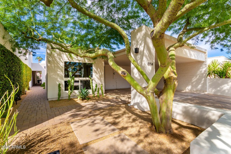 Unique ET Wright mid-century townhouse