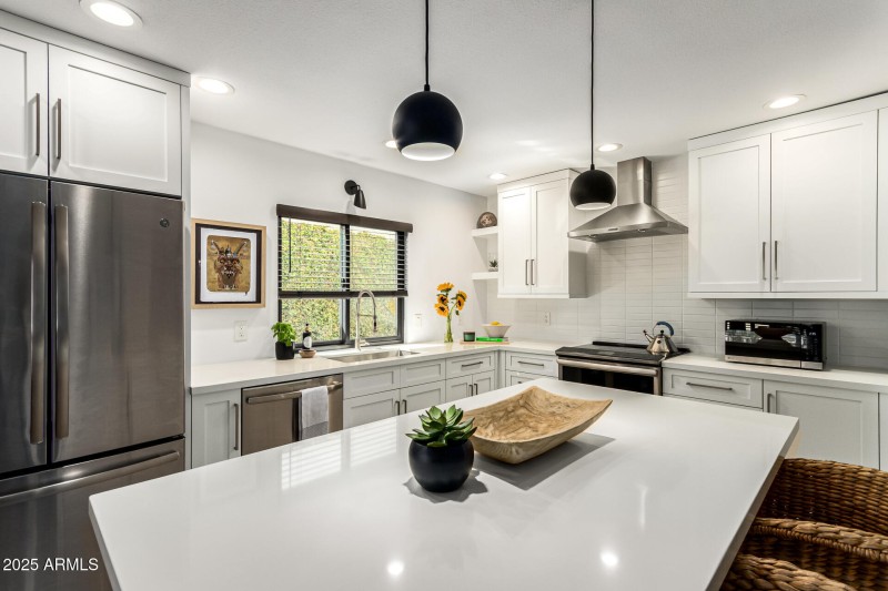 Refined Kitchen with Contemporary Style