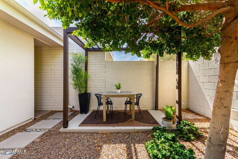 Outdoor Shaded Desert Modern Dining