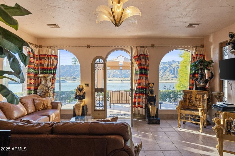 GUEST HOUSE - LIVING ROOM (1)