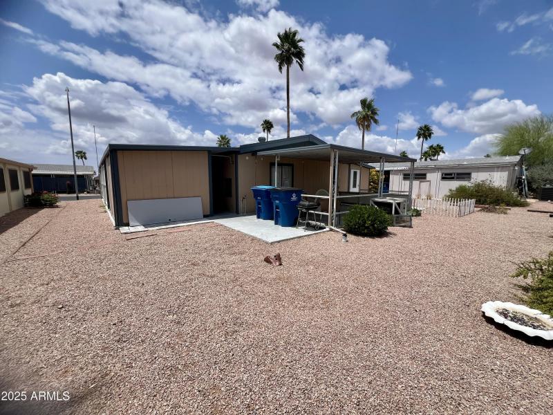 Large Backyard- covered patio!