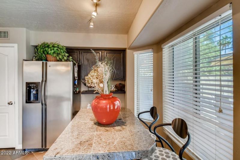 689 S Dodge Street Breakfast Area