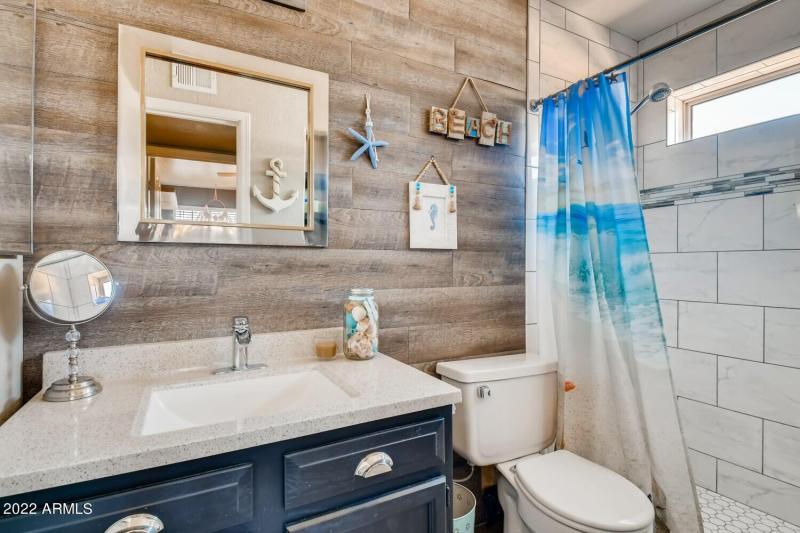 689 S Dodge Street 2nd Floor Bathroom