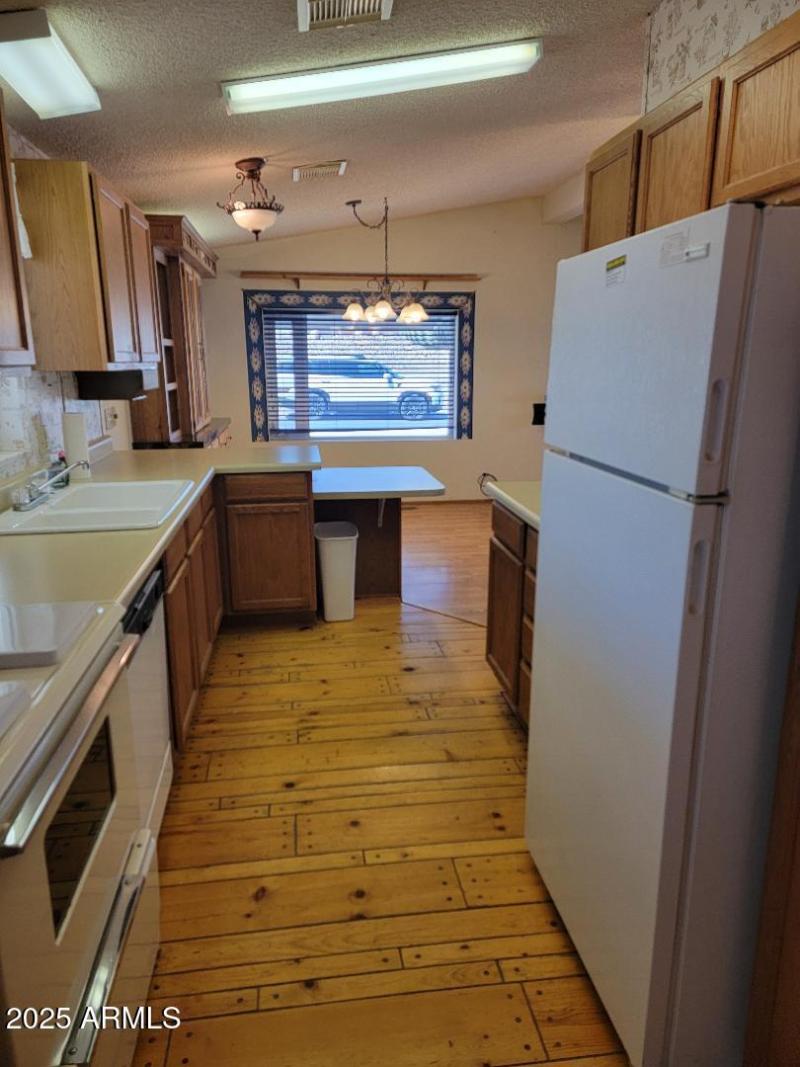 3927 Col kitchen view