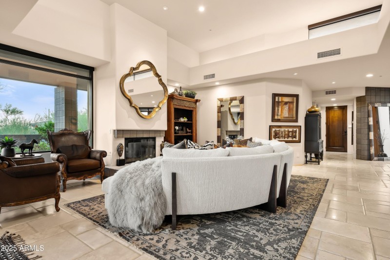 013_Open Flowing Floor Plan