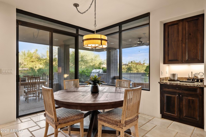 017_Casual Dining Delight