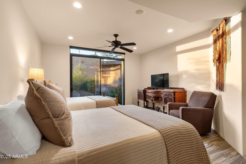 028_Spacious Bedroom Ensuite 2