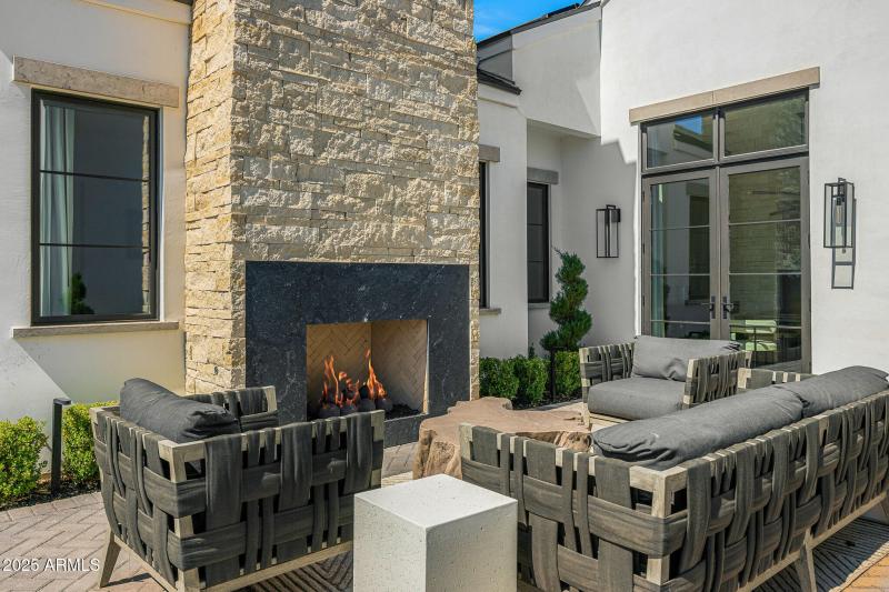 04front courtyard lounge-Edit