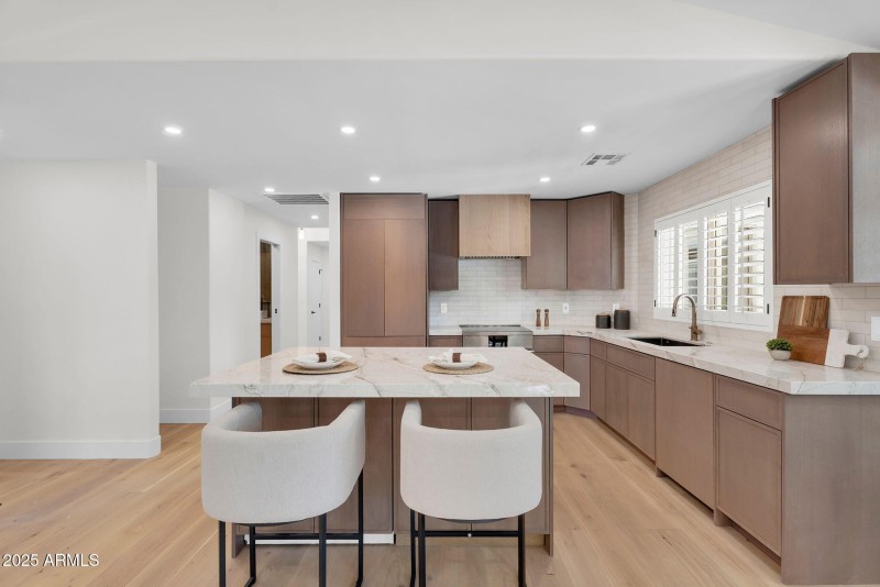 14-web-or-mls-7655 E Windrose Dr - 12