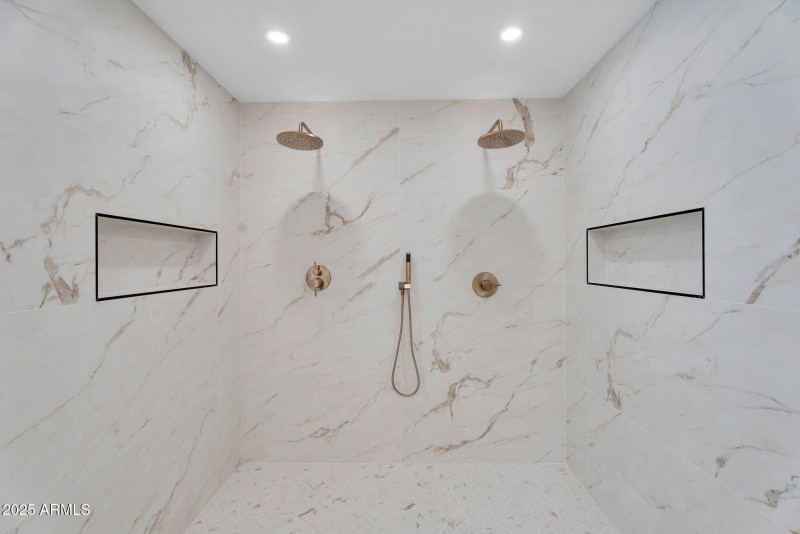 25-web-or-mls-7655 E Windrose Dr - 23