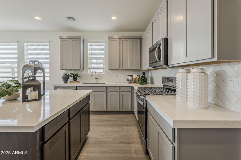 Kitchen W Neutral Backsplash