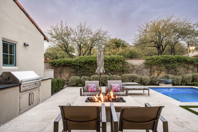 Built-in BBQ & Firepit