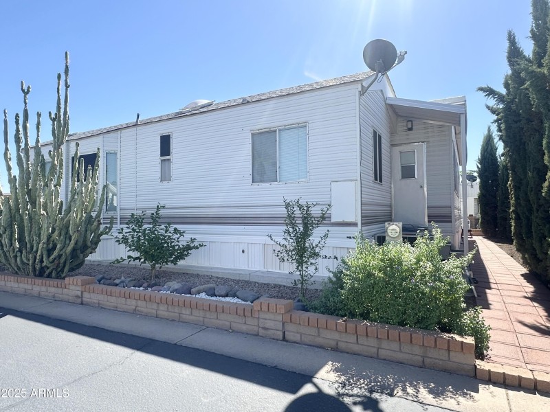 LUSH LANDSCAPING/CORNER LOT