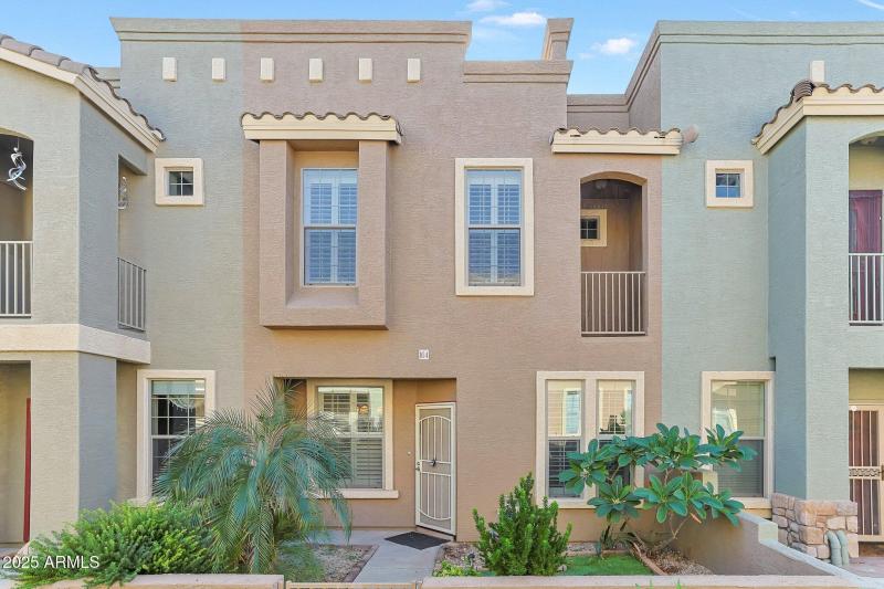 002 Front Entertaining Patio