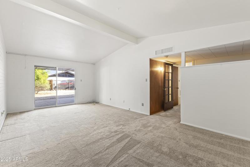 VAULTED CEILING WITH BEAMS
