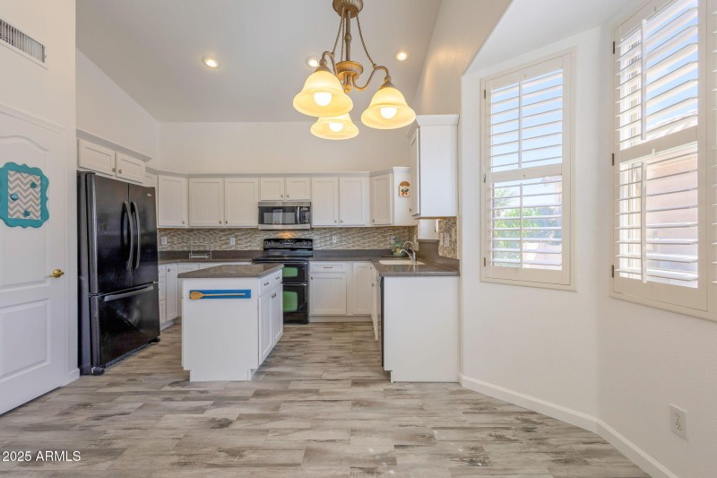 12-web-or-mls-18083 W Douglas Way, Surpi