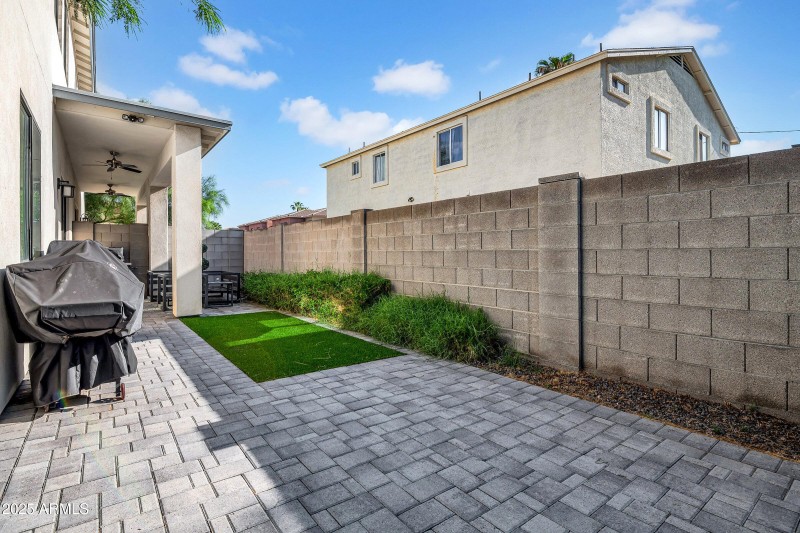 21-custom-3005 E Paradise Ln-21
