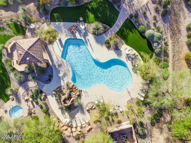 Cachet pool aerial