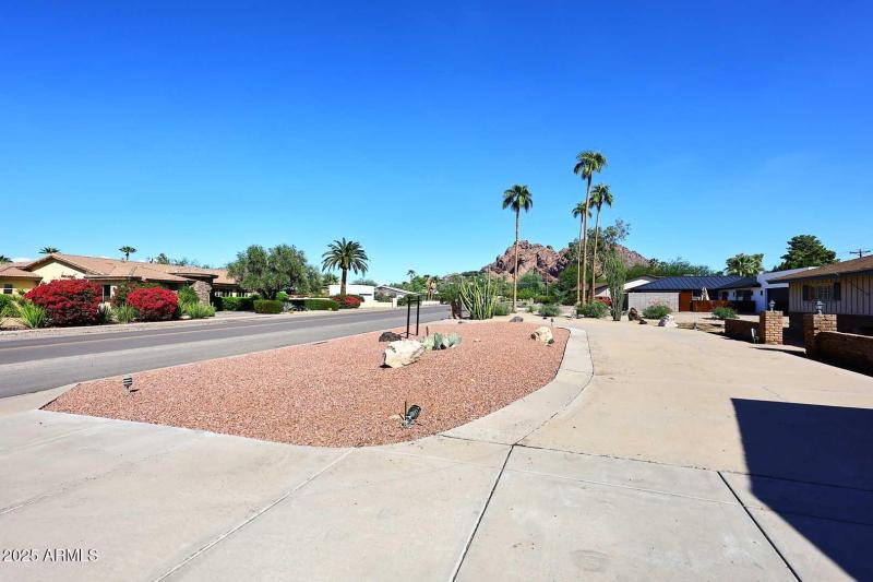Cicular Driveway-Camelback Mountain View