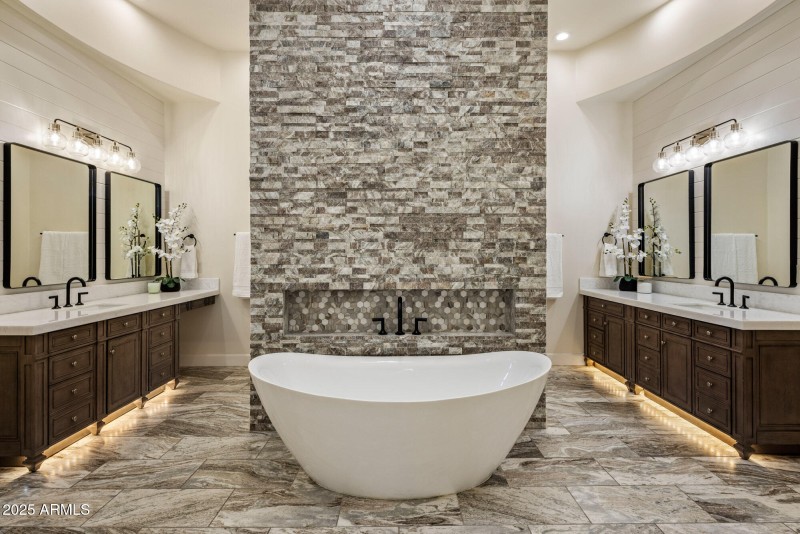 Luxurious En Suite Bath