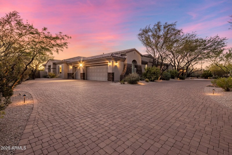 3 Car Garage and Parking For 10