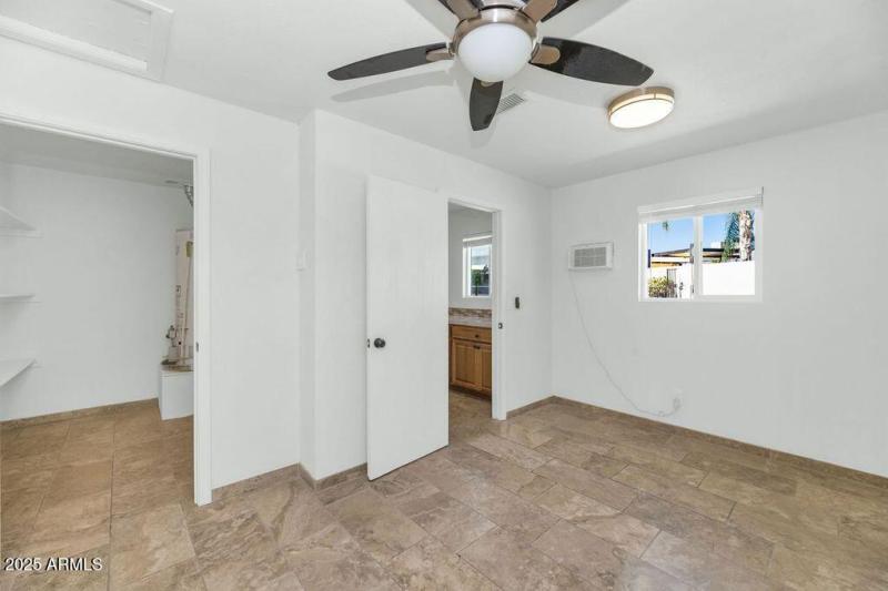 DEN & WALK-IN PANTRY