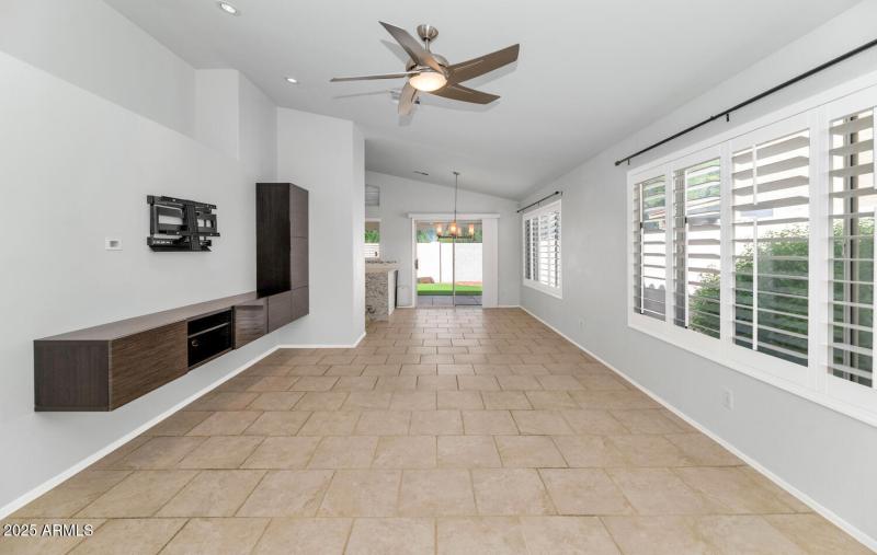 18624 N 39th St-large-006-003-TOD8840-15