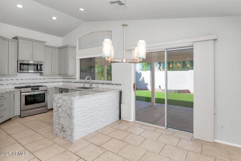 18624 N 39th St-large-008-010-TOD8835-14