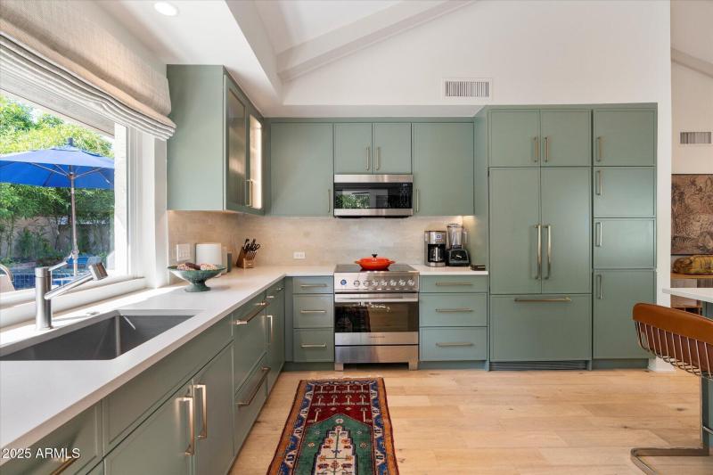 High-end Appliances & Custom Cabinetry