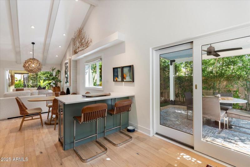 Breakfast Bar & Outdoor Dining