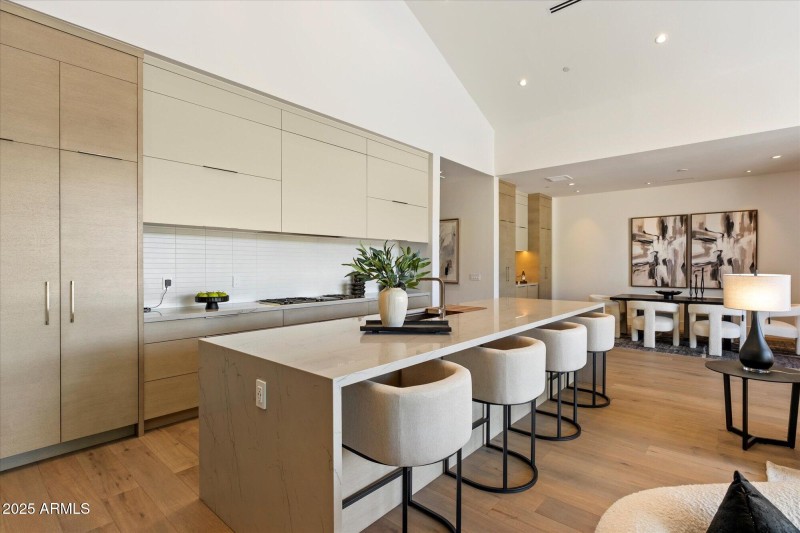 Kitchen w breakfast bar