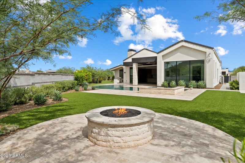 backyd w pool, spa, firepit