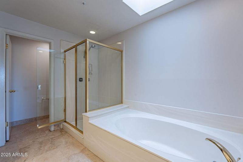 SEPARATE TUB/SHOWER