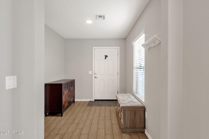 6-web-or-mls-2860-e-detroit-st