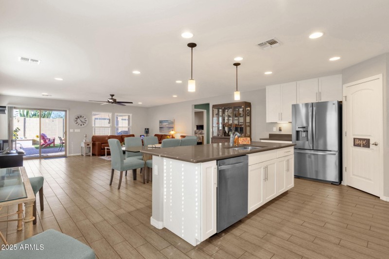 7-web-or-mls-2860-e-detroit-st