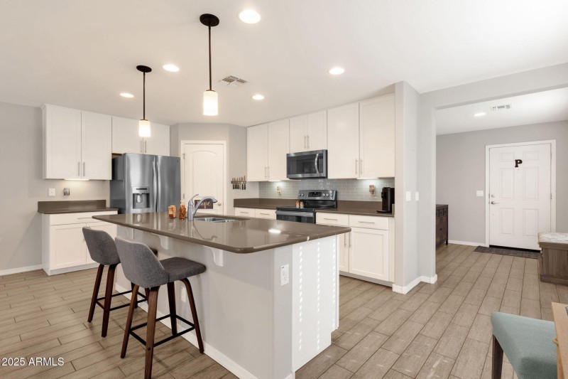 9-web-or-mls-2860-e-detroit-st