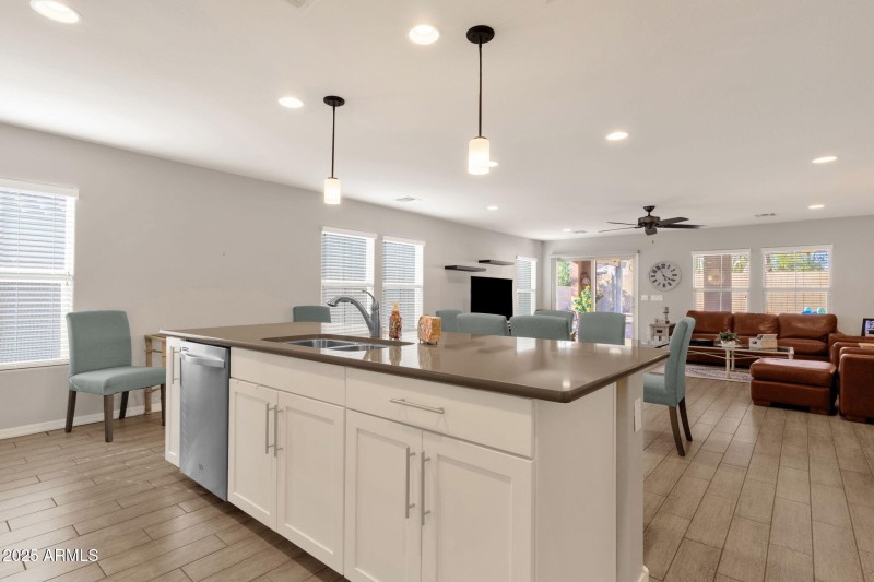 11-web-or-mls-2860-e-detroit-st