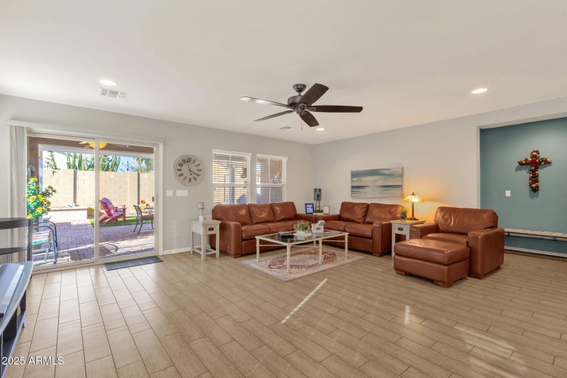 13-web-or-mls-2860-e-detroit-st