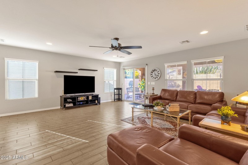 14-web-or-mls-2860-e-detroit-st