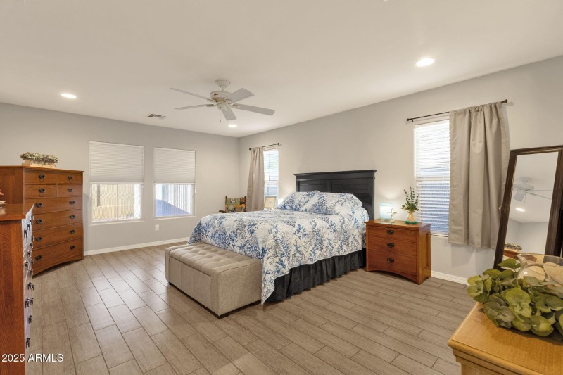 16-web-or-mls-2860-e-detroit-st