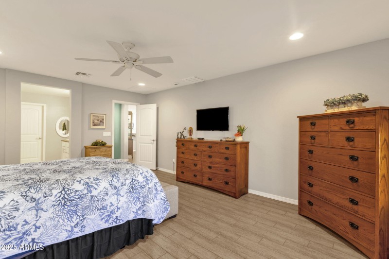 18-web-or-mls-2860-e-detroit-st