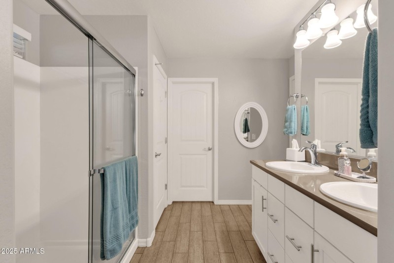 19-web-or-mls-2860-e-detroit-st