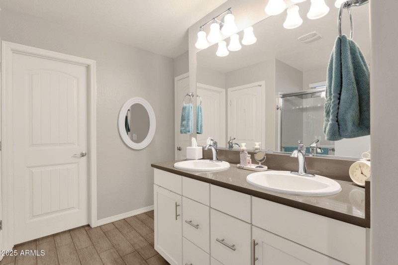 20-web-or-mls-2860-e-detroit-st