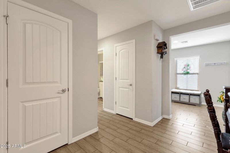 24-web-or-mls-2860-e-detroit-st