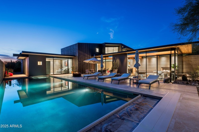 Spectacular architecture and privacy