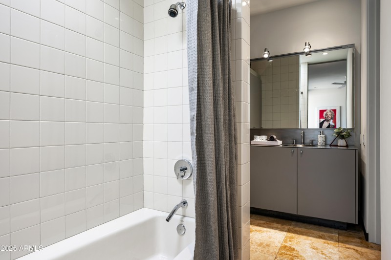 Guest room en suite bath