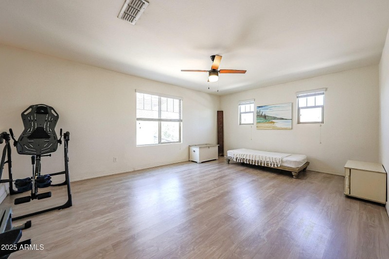 SPACIOUS LOFT WITH MOUNTAIN VIEWS