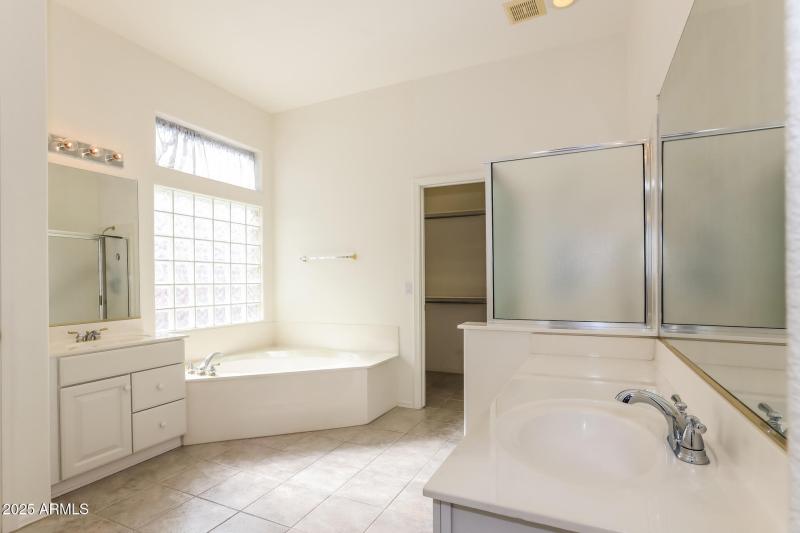 11-photo-Main-Bathroom-888fdb56-e345-4da