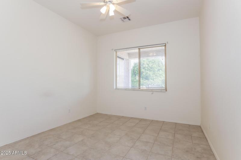 12-photo-Bedroom-db494a2e-bb09-4bc9-9cec